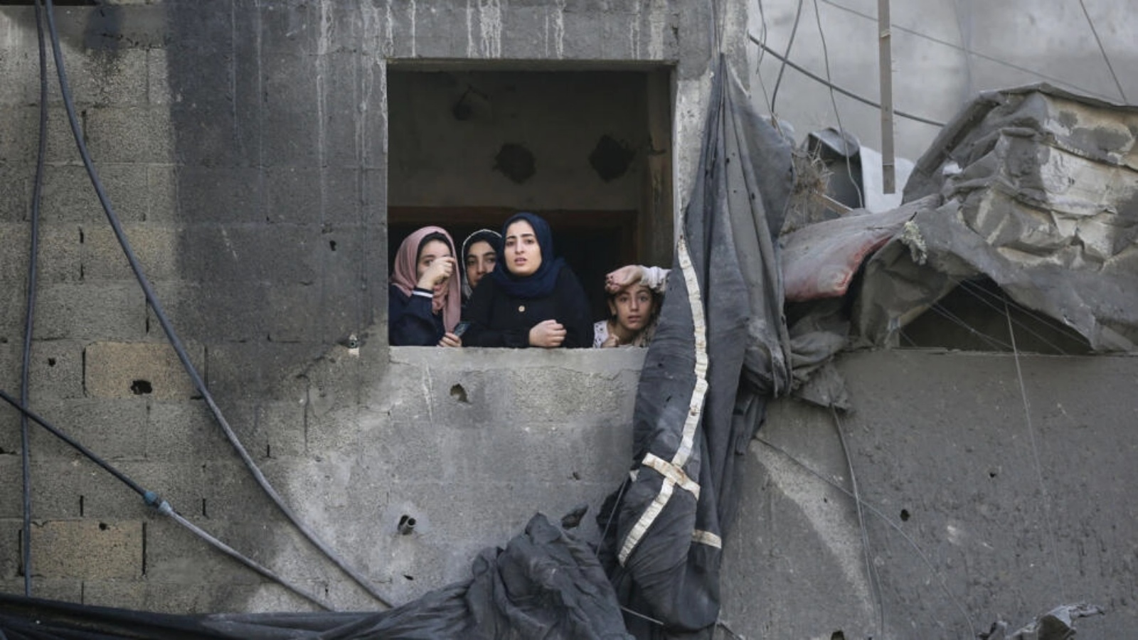 عائلة فلسطينية تشاهد الدمار الذي ألحقه قصف إسرائيلي على مخيم جباليا جنوب قطاع غزة، 1 نوفمبر 2023. 