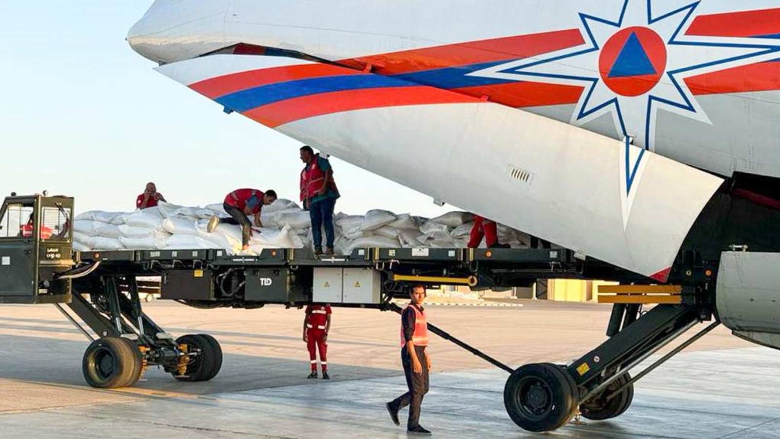 طائرة مساعدات روسية موجهة لسكان غزة