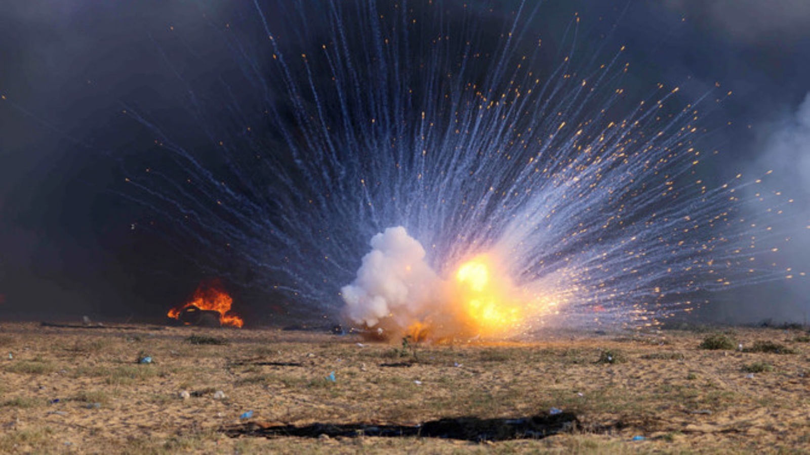 انفجار قنبلة خلال مواجهات بين متظاهرين فلسطينيين وقوات الأمن الإسرائيلية شرق رفح في جنوب قطاع غزة بالقرب من السياج الحدودي بين إسرائيل وغزة في 23 سبتمبر 2023