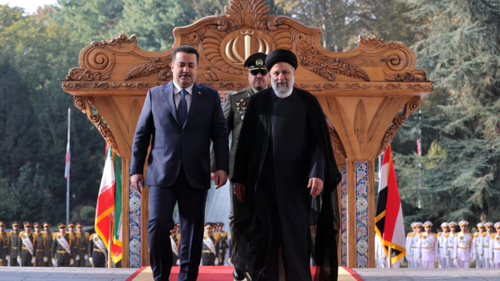 صورة مؤرخة في 6 نوفمبر 2023 وزعتها الرئاسية الإيرانية تظهر وزير الخارجية العراقية محمد شياع السوداني إلى جانب الرئيس الإيراني ابراهيم رئيسي في طهران