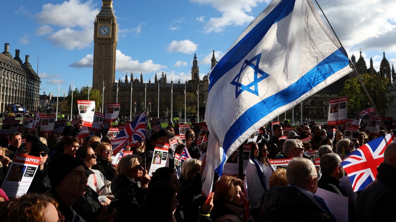 جانب من الحشود الشعبية أمام البرلمان في لندن 