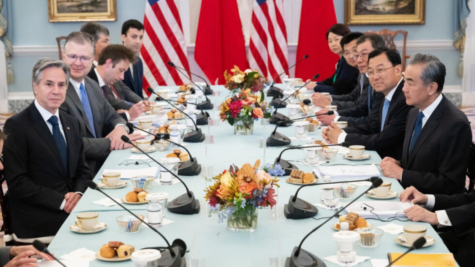 وزير الخارجية الاميركي انتوني بلينكن ونظيره الصيني وانغ يي خلال لقائهما في واشنطن في 27 أكتوبر 2023