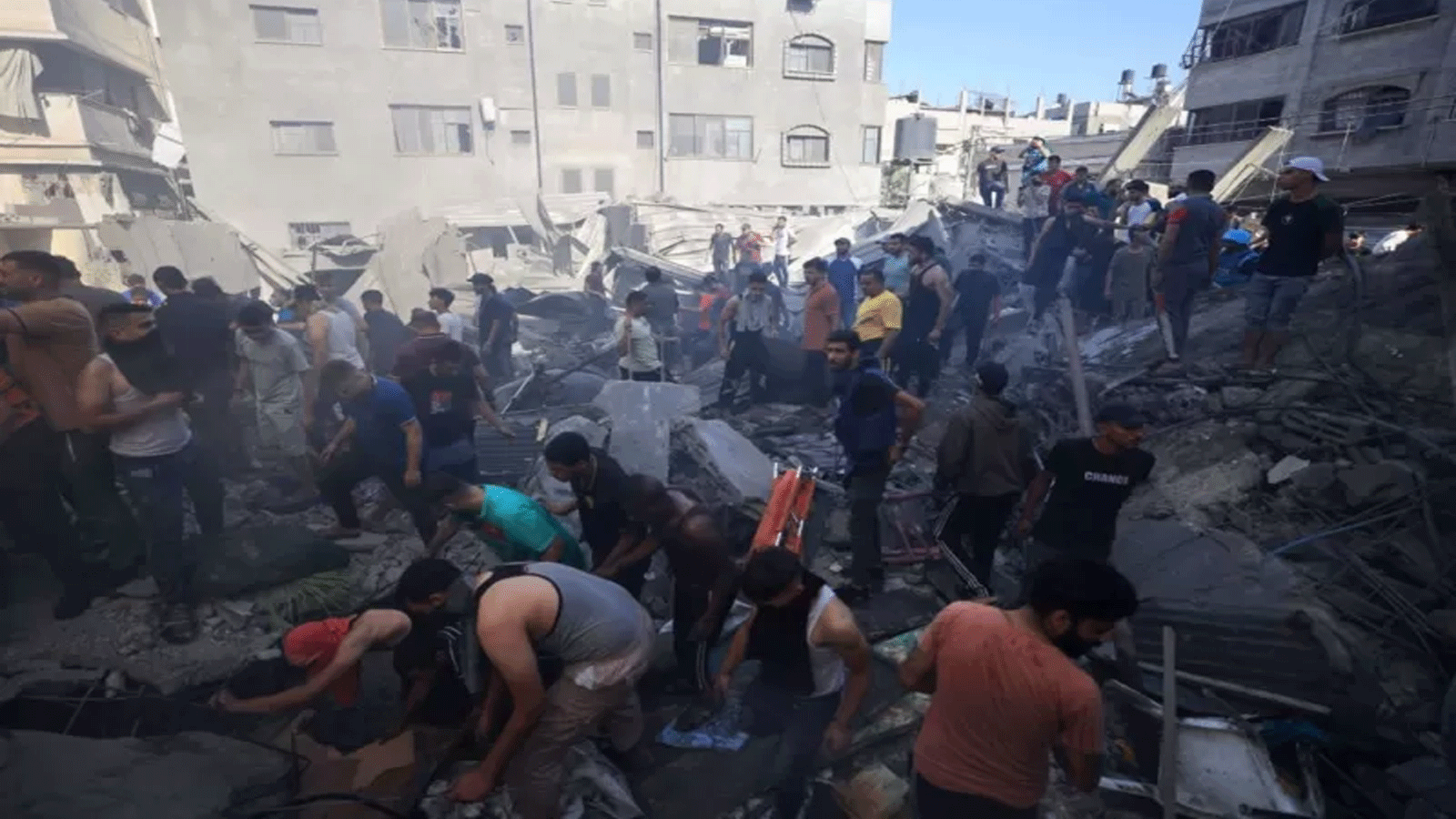 فلسطينيون يتفقدون أنقاض مبنى في خان يونس بقطاع غزة في 6 نوفمبر/تشرين الثاني 2023