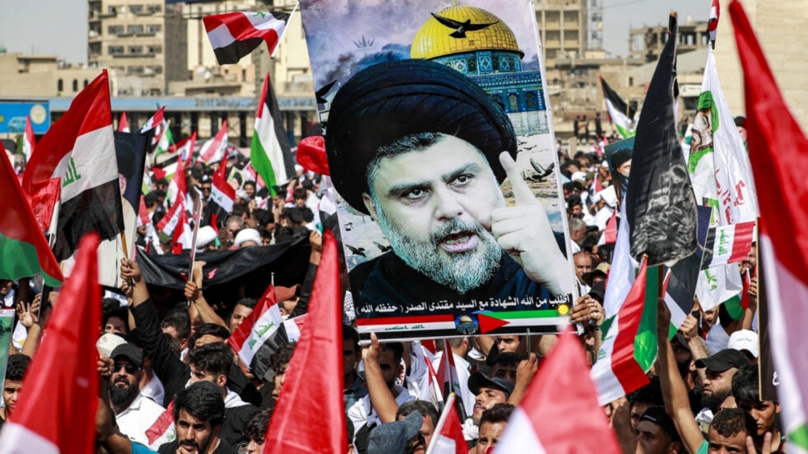 أنصار رجل الدين الشيعي العراقي مقتدى الصدر يتجمعون في ساحة التحرير ببغداد خلال مظاهرة مناهضة لإسرائيل في 13 أكتوبر 2023.