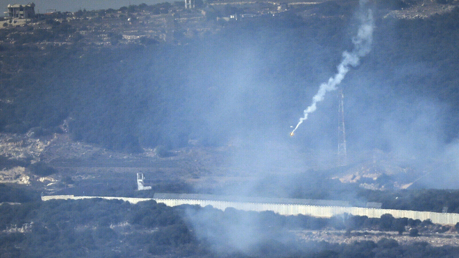 قصف من شمال إسرائيل على قرية عيتا الشعب الحدودية بجنوب لبنان، في 28 أكتوبر/تشرين الأول 2023.