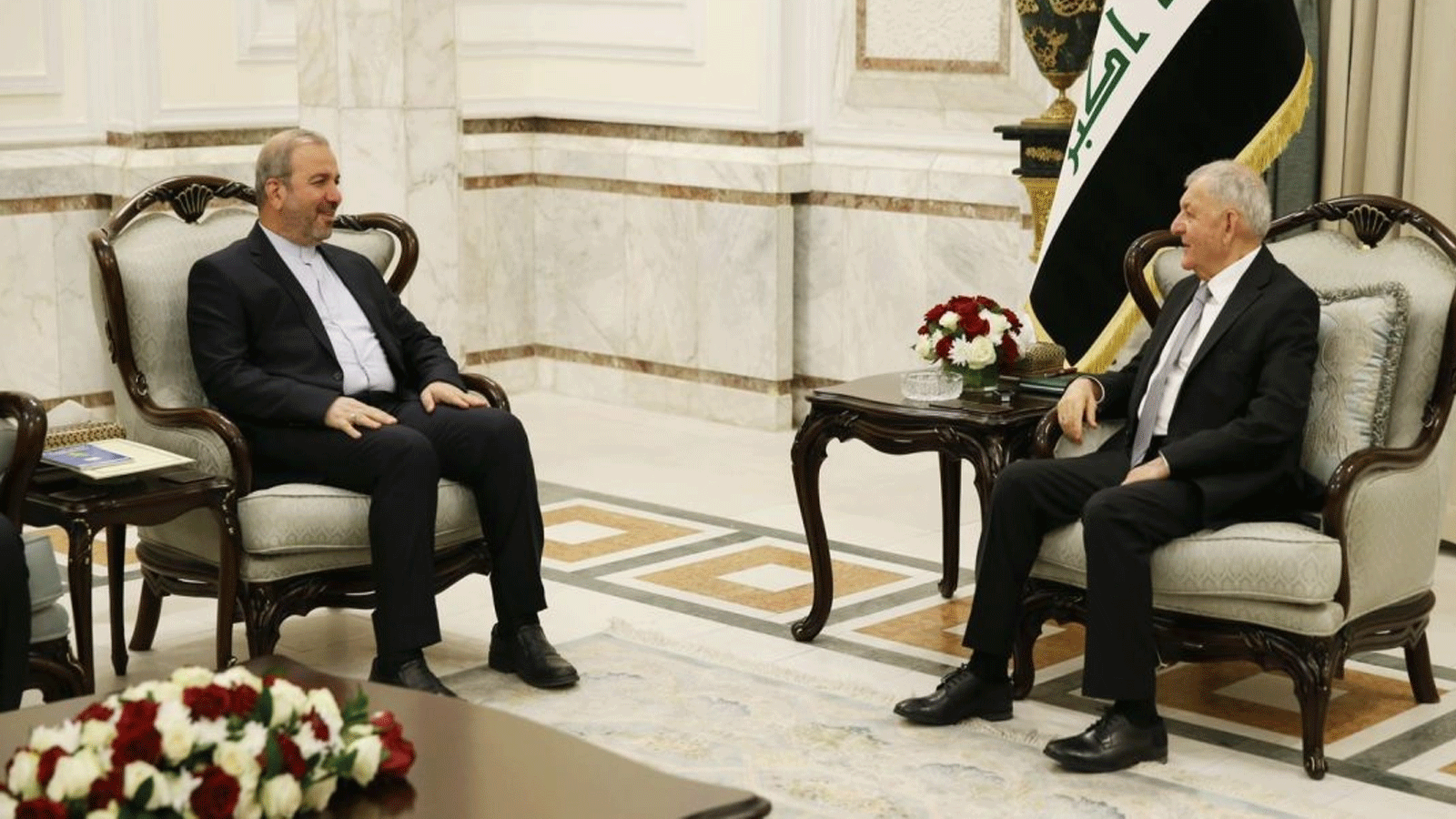 الرئيس العراقي عبد اللطيف رشيد مستقبلاً السفير الإيراني في قصر بغداد