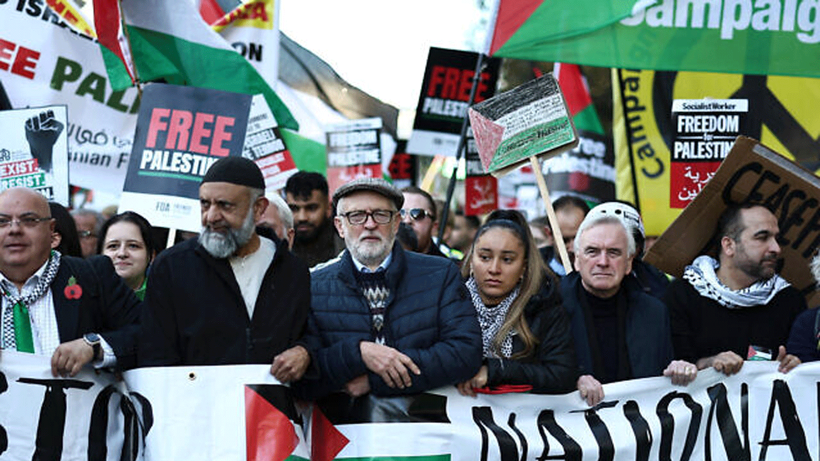 زعيم حزب العمال السابق جيريمي كوربين (في الوسط) ينضم إلى المتظاهرين باللافتات والأعلام المشاركين في “المسيرة الوطنية من أجل فلسطين” في وسط لندن في 11 نوفمبر(تشرين الثاني) 2023