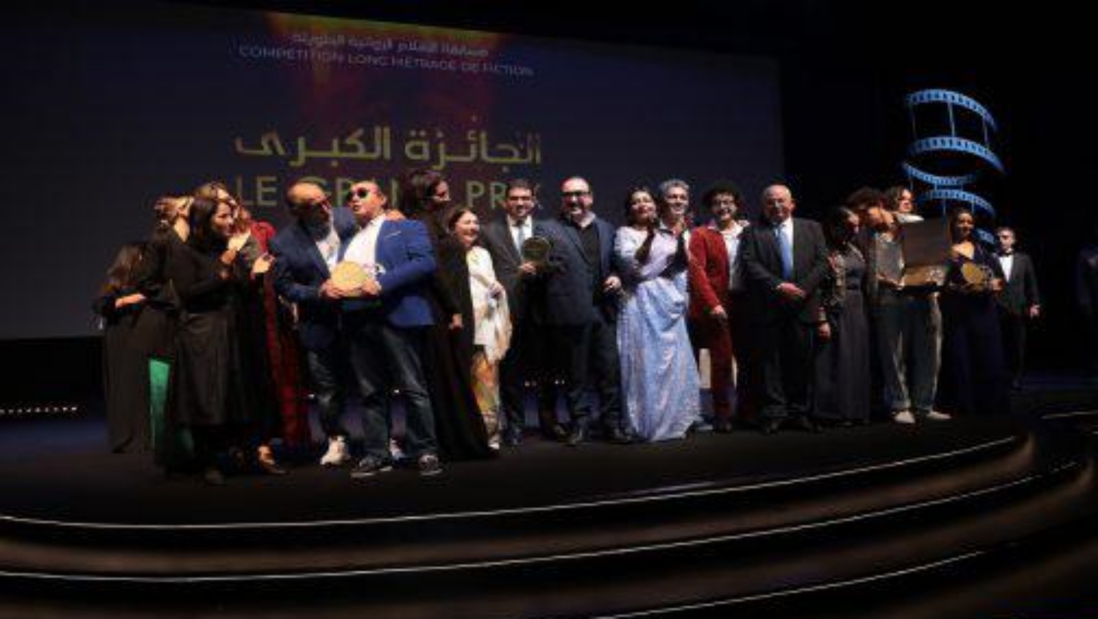 صورة تذكارية للفائزين بالجوائز بمهرجان الفيلم الوطني في طنجة مع محمد المهدي بنسعيد وزير الشباب والثقافة والتواصل (ماب)