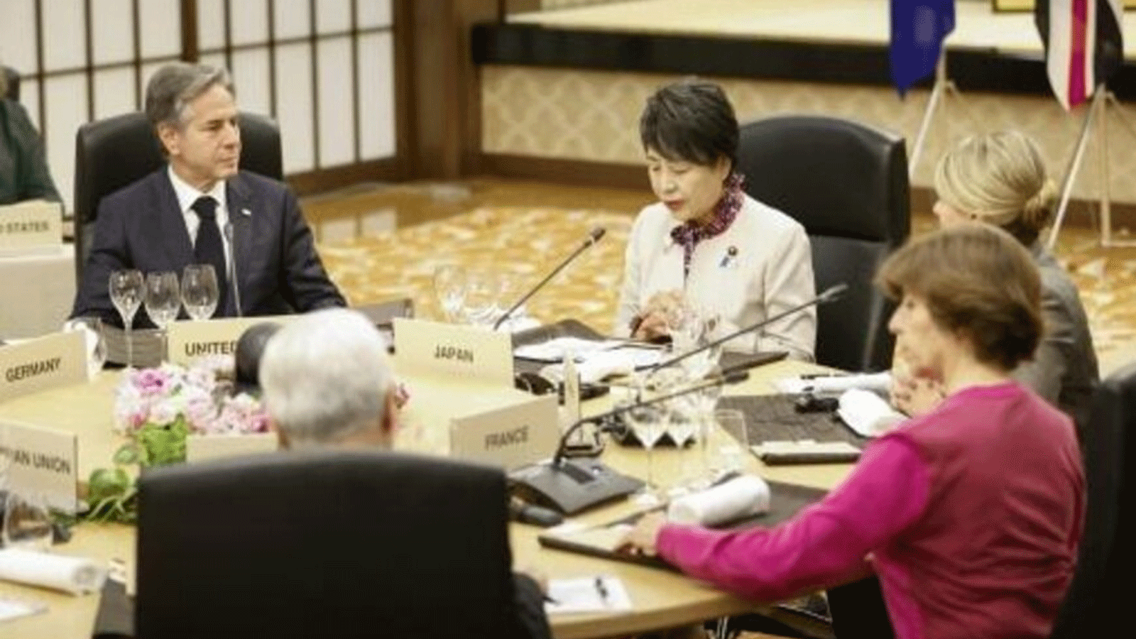 وزير الخارجية الأميركي أنتوني بليكن ونظيرته اليابانية يوكو كاميكاوا خلال عشاء عمل في إطار الاجتماعات الوزارية لمجموعة السبع في طوكيو، في 7 تشرين الثاني/نوفمبر 2023