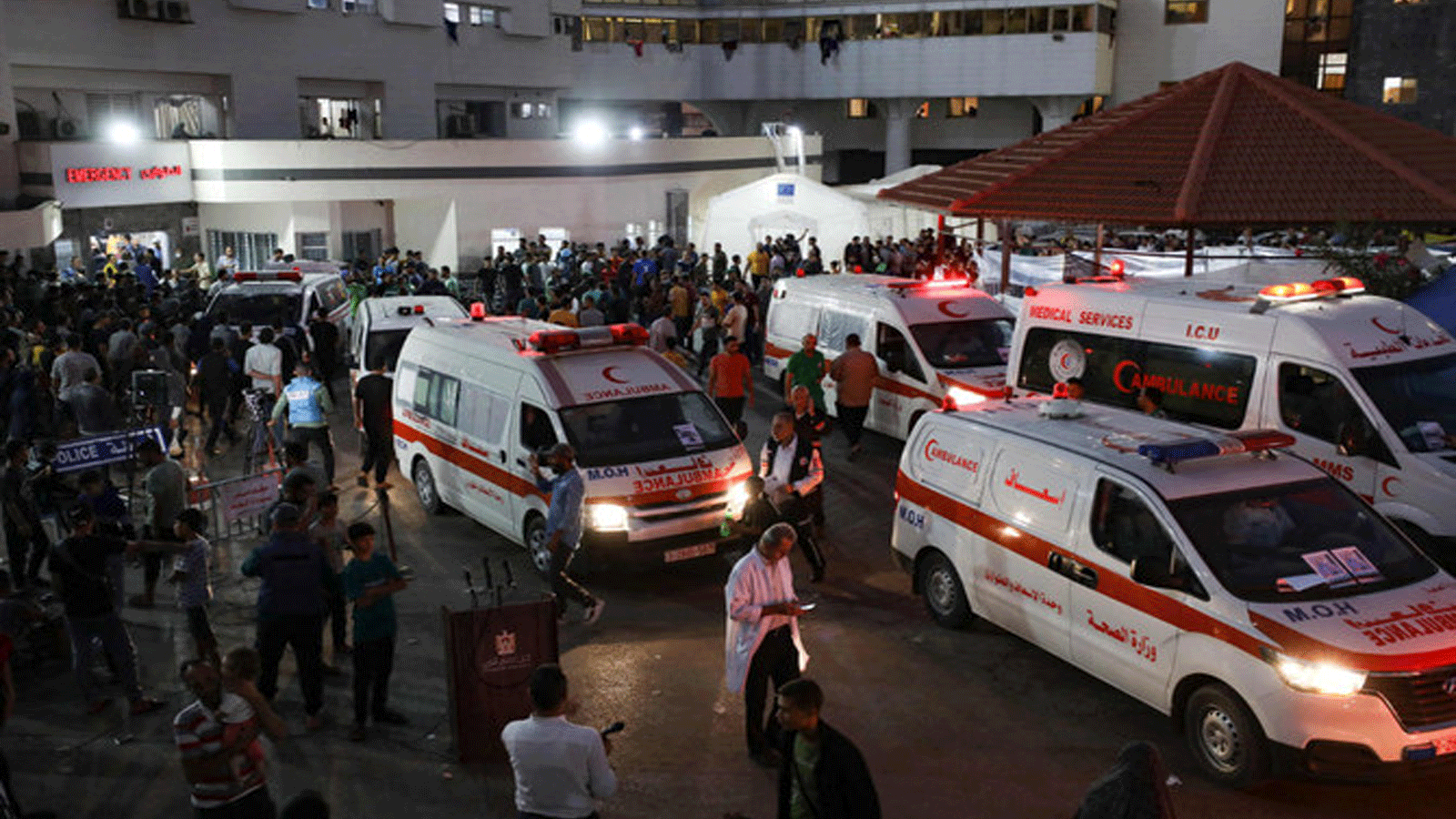 سيارات الإسعاف التي تحمل ضحايا الغارات الإسرائيلية تتجمع عند مدخل قسم الطوارئ في مستشفى الشفاء في مدينة غزة في 15 أكتوبر(تشرين الأول) 2023