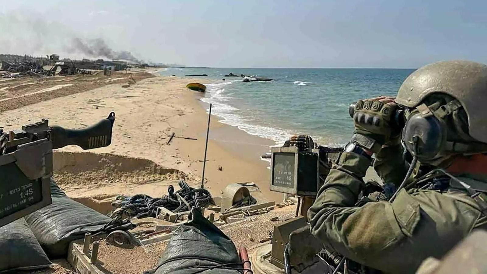 صورة وفرها الجيش الإسرائيلي في الخامس من تشرين الثانيل/نوفمبر 2023 تظهر قوات إسرائيلية تقوم بدورية على شاطئ قطاع غزة 