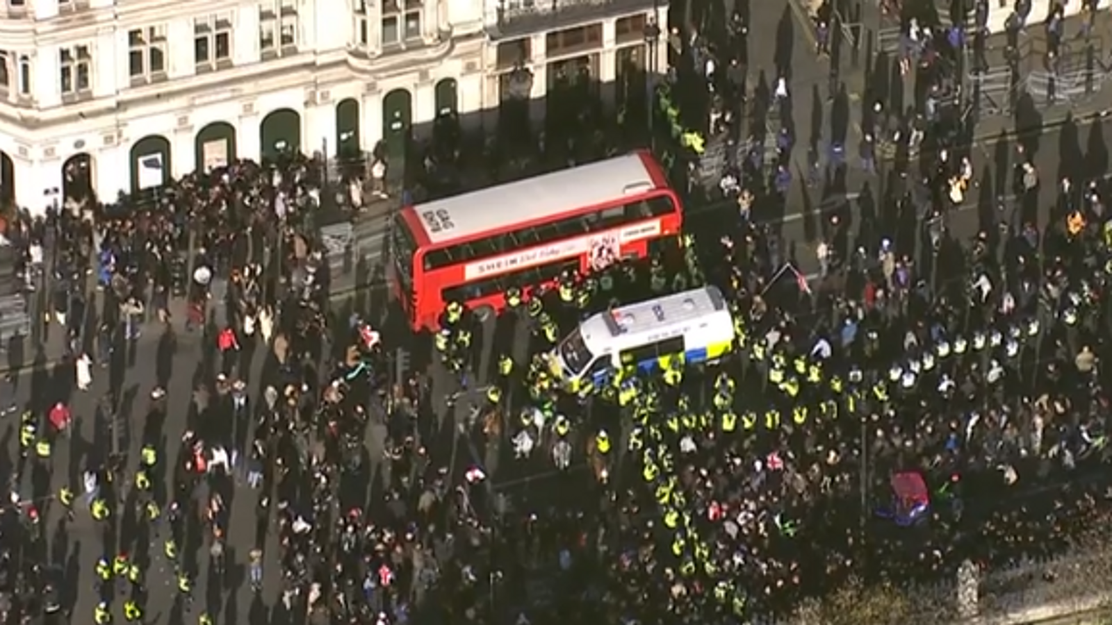 جانب من المواجهات بين الشرطة واليمين المتطرف في قلب لندن