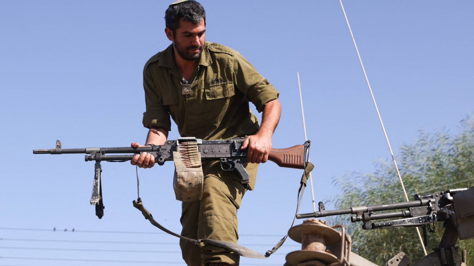 جندي إسرائيلي فوق دبابة بينما تتجمع القوات في موقع بمنطقة الجليل الأعلى شمال إسرائيل بالقرب من الحدود مع لبنان، 7 نوفمبر، 2023، وسط تزايد التوترات عبر الحدود بين ميليشيا 