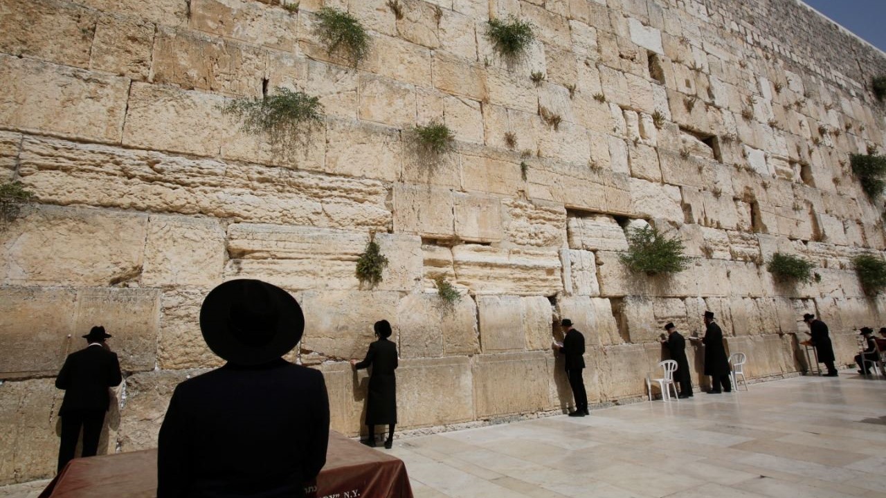 يهود متشددون يصلون أمام حائط المبكى في القدس