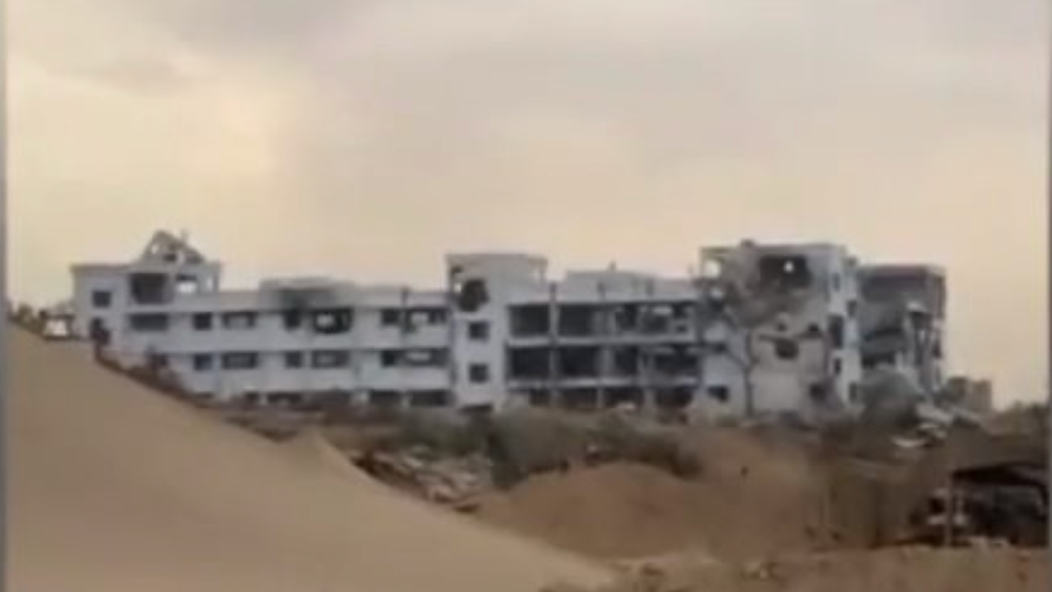 مبنى المجلس التشريعي الفلسطيني في غزة كما يظهر في الفيديو قبل لحظات من تفجيره