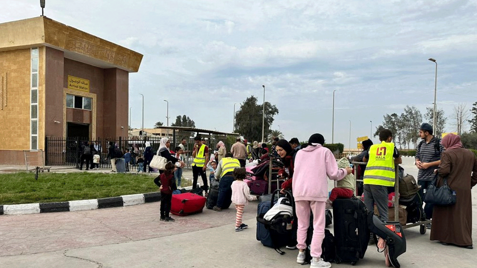 حوالى 500 أجنبي ومزدوج الجنسية تمكنوا من مغادرة قطاع غزة إلى مصر