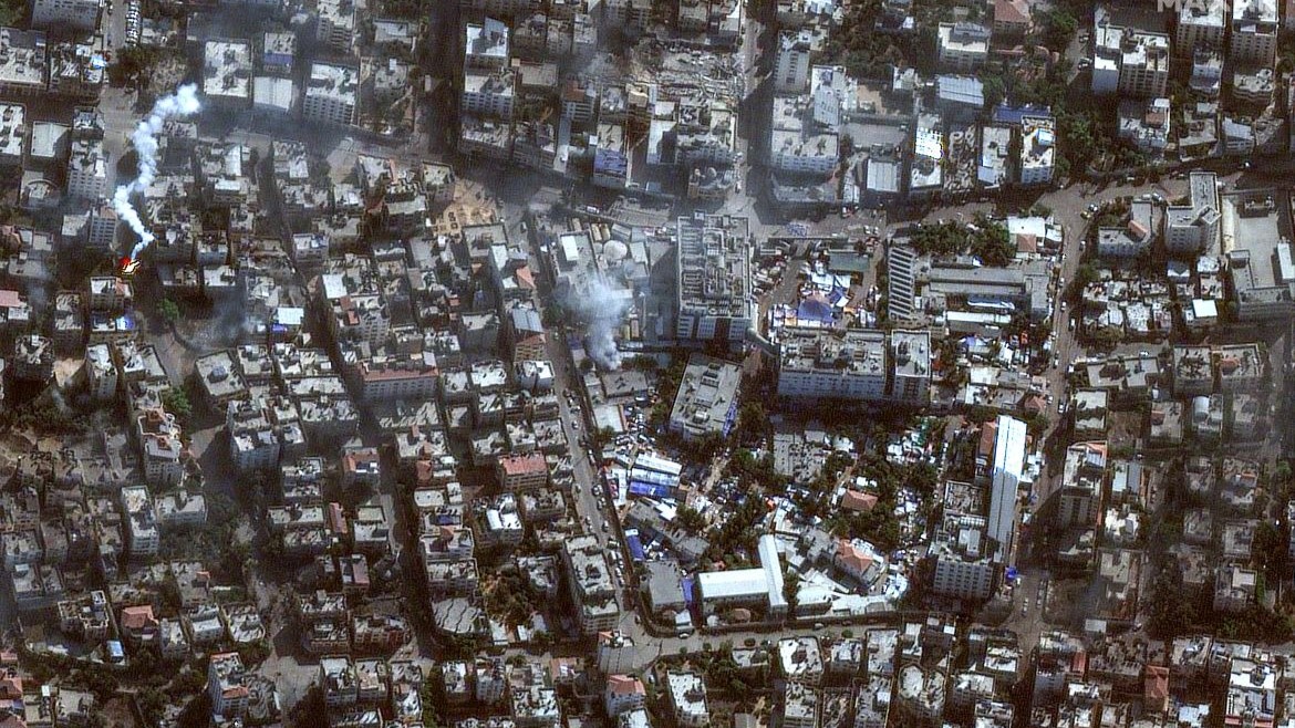 صورة جوية تظهر الدمار في محيط مستشفى الشفاء بغزة، في 12 نوفمبر 2023