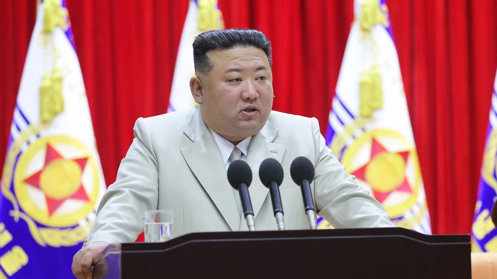 الزعيم الكوري الشمالي كيم جونغ أون يلقي كلمة خلال تفقده قيادة القوات البحرية الأحد الماضي