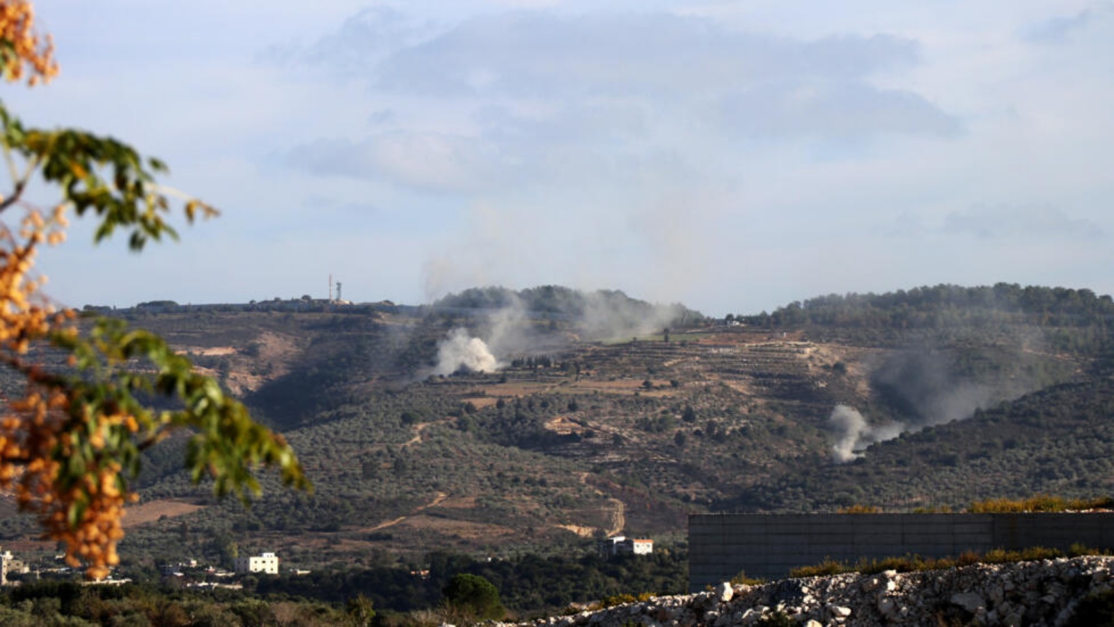 قذائف أطلقت من شمال إسرائيل تسقط بالقرب من قرية يارين بالقرب من الحدود الجنوبية للبنان مع شمال إسرائيل في 10 نوفمبر 