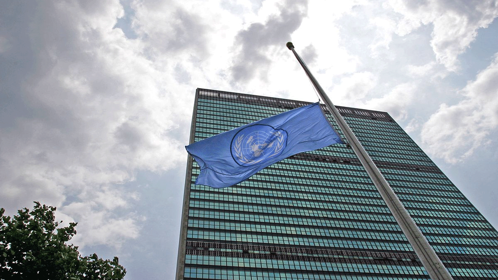 الأمم المتحدة تنكّس العلم في مقرها بنيويورك
