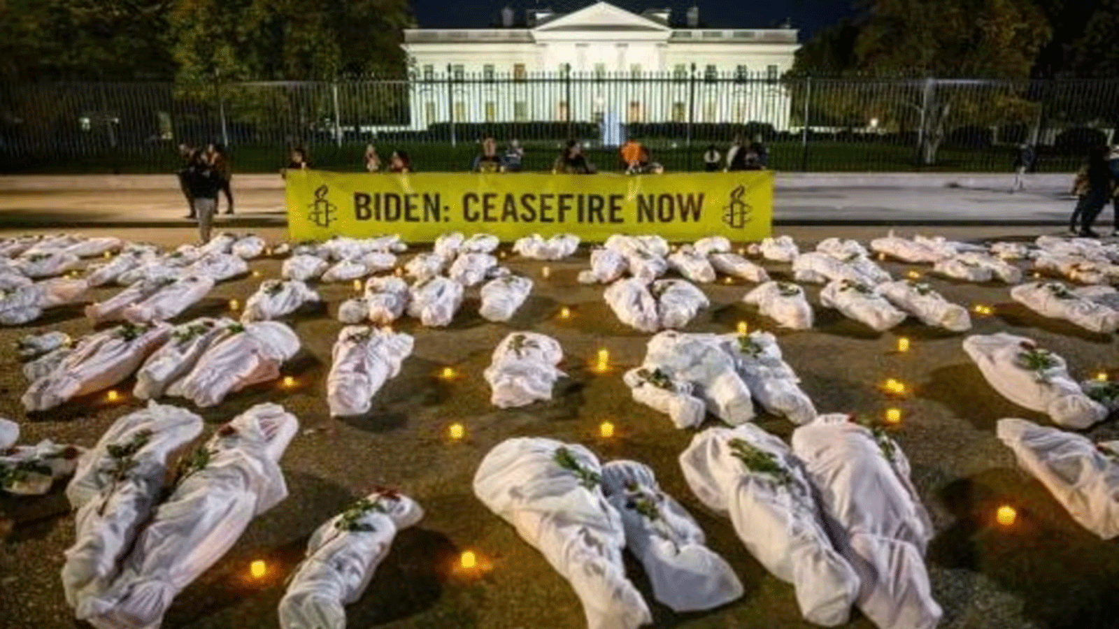 أكياس جثث بيضاء رصفت خارج البيت الأبيض مساء 15 تشرين الثاني/نوفمبر 2023 خلال تحرك للمطالبة بوقف إطلاق النار في غزة