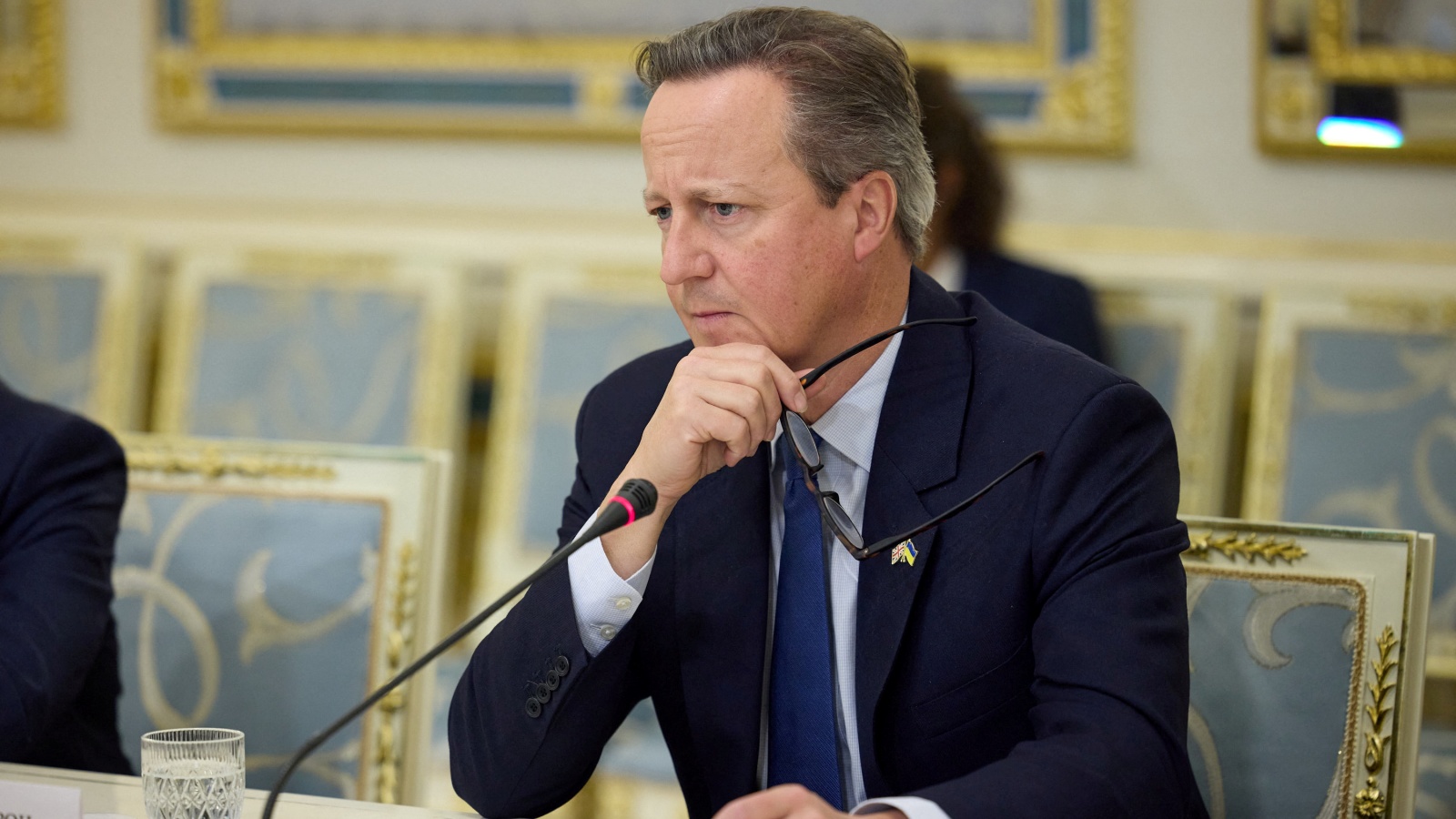 وزير الخارجية البريطاني لورد كاميرون متحدثًا في كييف 