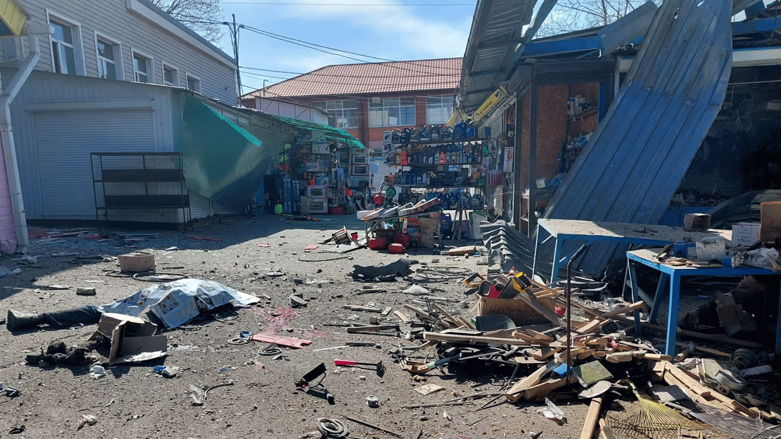 صورة أرشيفية لمخلفات القصف على سوق في مدينة خيرسون