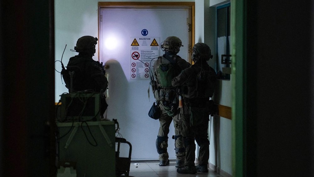 جنود إسرائيليون داخل مستشفى الشفاء بغزة، في 16 نوفمبر 2023
