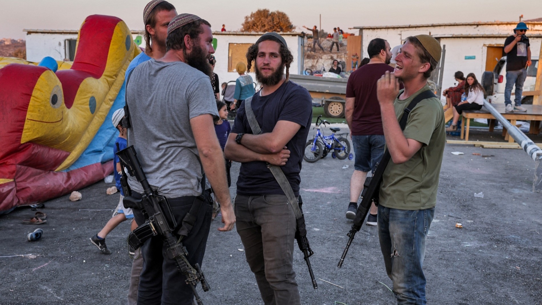 إسرائيليون مسلحون في إيفياتار المنشأة حديثًا قرب مدينة نابلس شمال الضفة الغربية