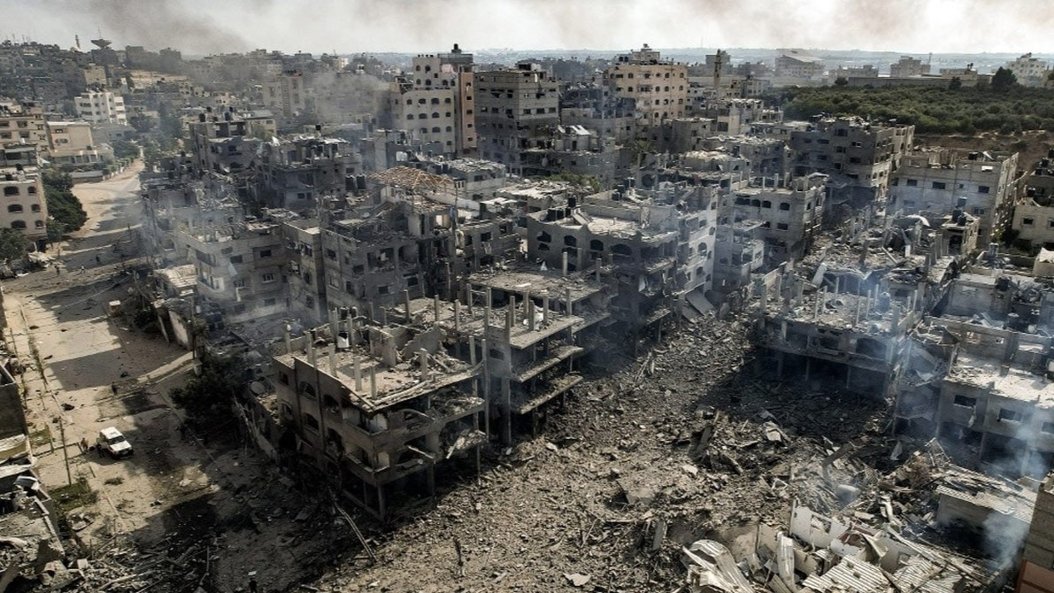 جزء من الدمار الذي لحق بغزة بسبب الغارات الإسرائيلية المستمرة