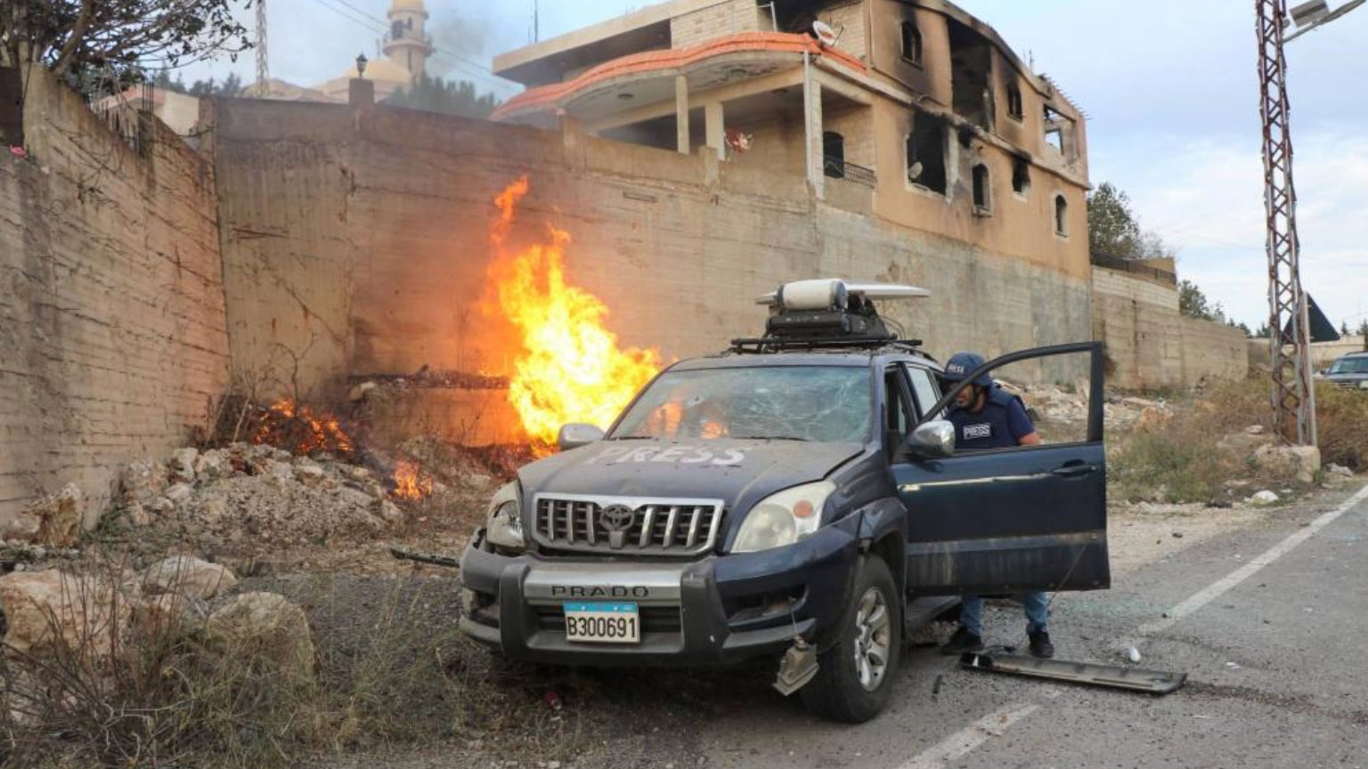 النيران تشتعل قرب سيارة لفريق إعلامي خلال القصف الإسرائيلي على بلدة يارون في جنوب لبنان أمس