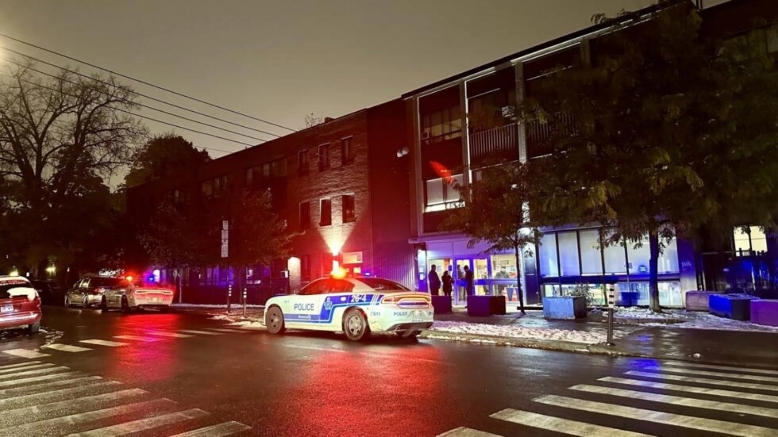 سيارات الشرطة أمام مدرسة تلمود توراة الابتدائية، إحدى مدرستين يهوديتين في مونتريال تعرضتا لإطلاق نار خلال الليل