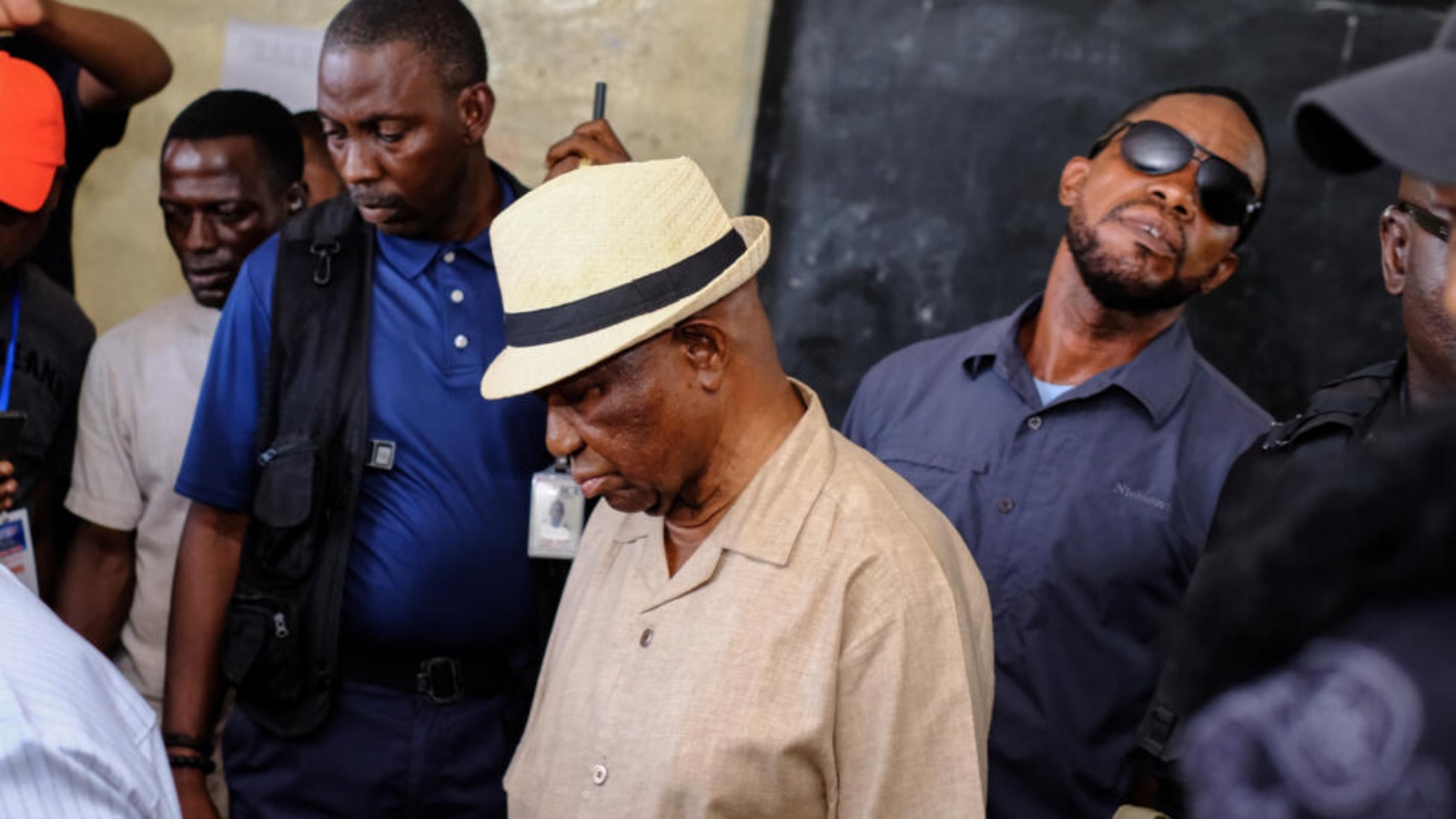 جوزف بواكاي (وسط) زعيم حزب المعارضة الرئيسي في ليبيريا حزب الوحدة مغادرا مركز الاقتراع بعدما أدلى بصوته في الانتخابات الرئاسية في 14 نوفمبر 