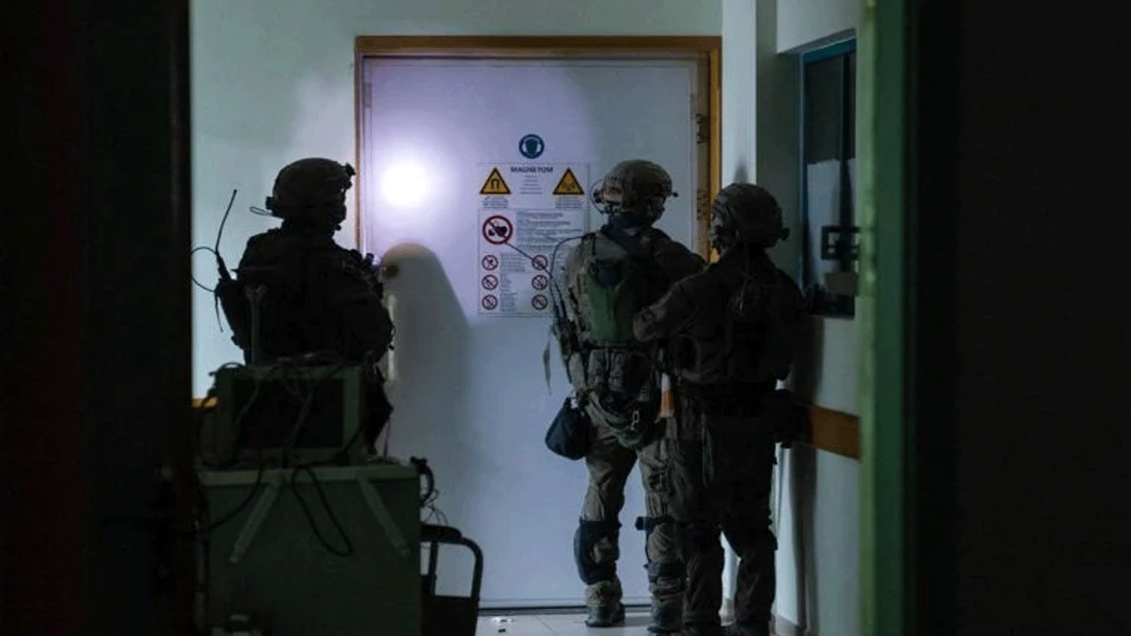 صورة نشرها الجيش الإسرائيلي في 15 نوفمبر(تشرين الثاني) 2023، تظهر جنودا إسرائيليين ينفذون عمليات داخل مستشفى الشفاء في مدينة غزة، وسط معارك مستمرة بين إسرائيل وحركة حماس الفلسطينية