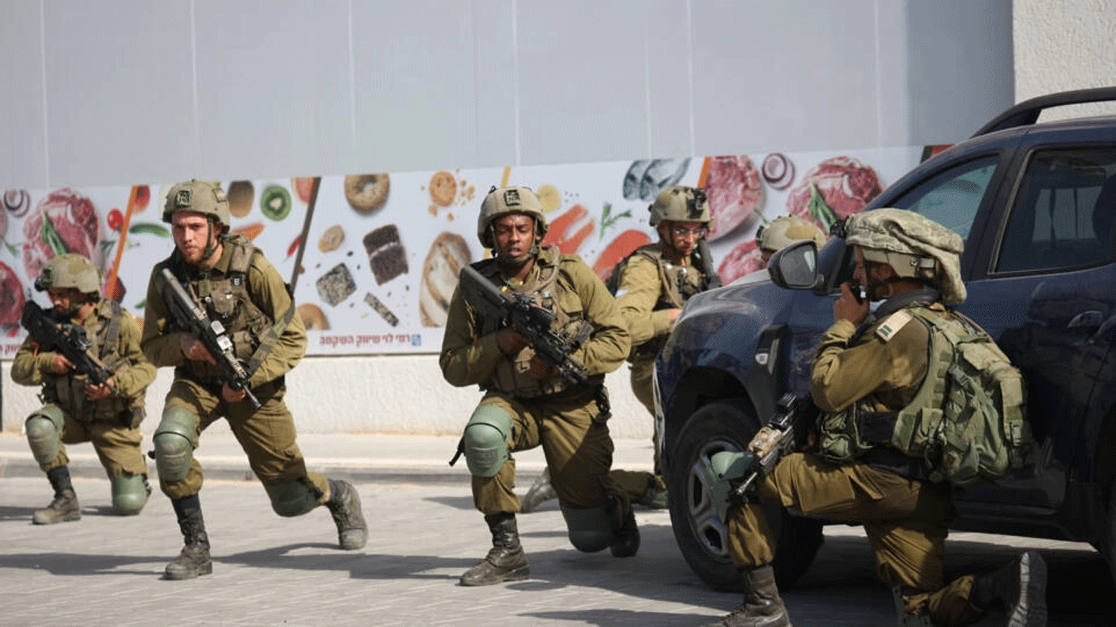 جنود إسرائيليون ينتشرون في منطقة قُتل فيها مدنيون في مدينة سديروت الجنوبية بتاريخ 7 أكتوبر(تشرين الأول) 2023.