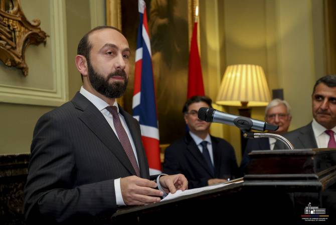 وزير الخارجية الأرميني متحدثا في حفل استقبال في سفارة بلاده في لندن مساء الثلاثاء