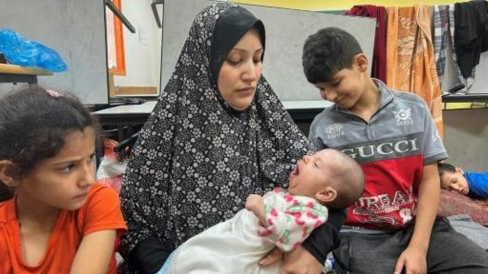  فدوى كلاب وابنها الرضيع محمد في مدرسة تابعة للأمم المتحدة في شرق مدينة رفح في جنوب قطاع غزة في 10 نوفمبر 2023