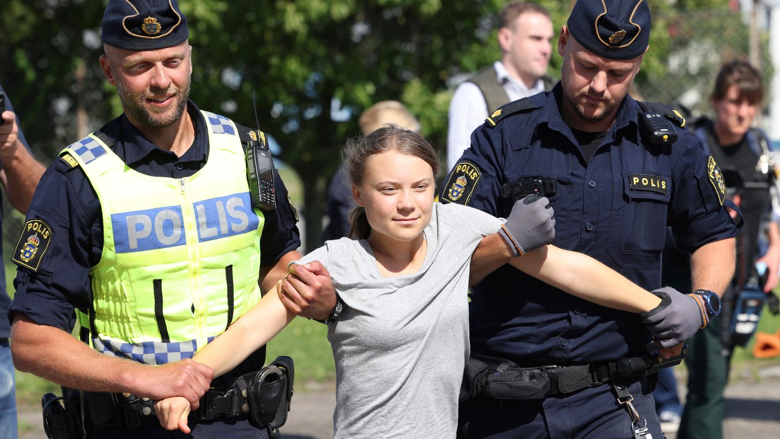 صورة ارشيفية للناشطة السويدية غريتا ثونبرغ خلال اعتقالها 