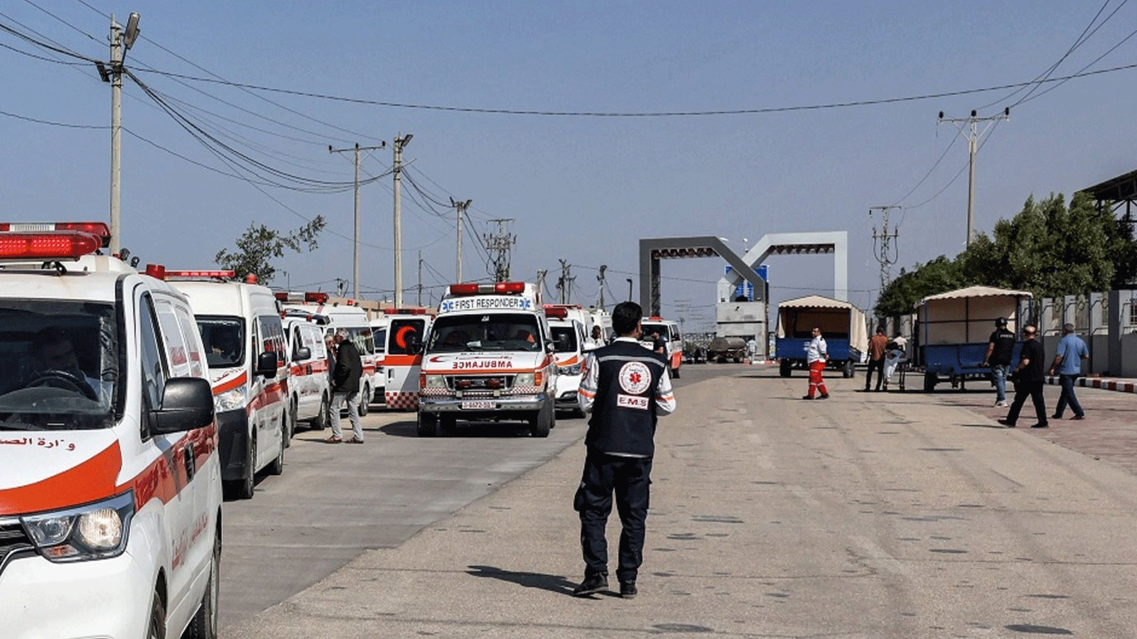 سيارات الإسعاف التابعة لوزارة الصحة الفلسطينية تعبر البوابة للدخول إلى معبر رفح الحدودي في جنوب قطاع غزة قبل العبور إلى مصر