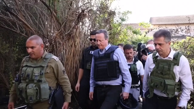 كاميرون ونظيره الاسرائيلي في كيبوتس بئيري الذي هاجمته حماس