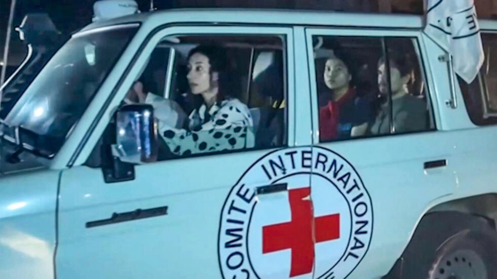 مركبة تابعة للصليب الأحمر تحمل رهائن أطلقت سراحهم حماس تعبر معبر رفح الحدودي، 24 نوفمبر 2023