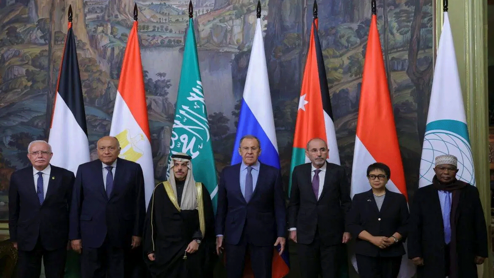 الوفد العربي الاسلامي مجتمعًا مع وزير الخارجية الروسي سيرغي لافروف في موسكو
