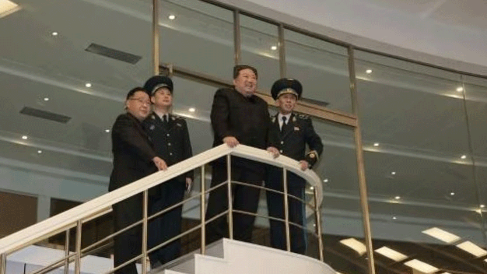 صورة وزعتها وكالة الأنباء الكورية الشمالية الرسمية تظهر كيم جونغ أون خلال زيارة لمركز التحكم العام في بيونغ يانغ التابع لمديرية تكنولوجيا الطيران الوطنية الكورية في 22 تشرين الثاني/نوفمبر 2023