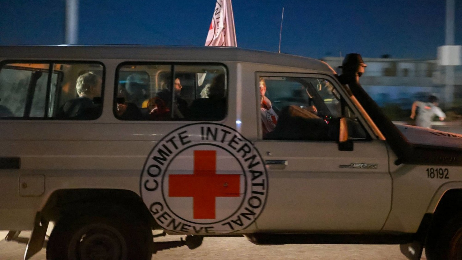 سيارة للصليب الأحمر خلال نقل بعض الرهائن الإسرائيليين لدى 