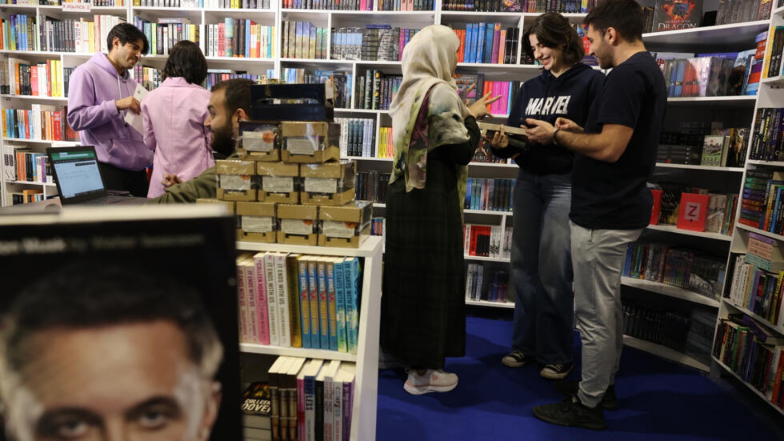 عدد من زوار معرض بيروت العربي الدولي للكتاب في افتتاح دورته الخامسة والستين في 23 نوفمبر 2023 