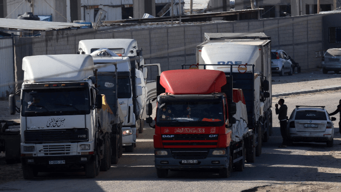 شاحنات تحمل مساعدات إنسانية تدخل قطاع غزة عبر معبر رفح مع مصر، بعد ساعات من بدء هدنة لمدة أربعة أيام، في 24 نوفمبر 2023