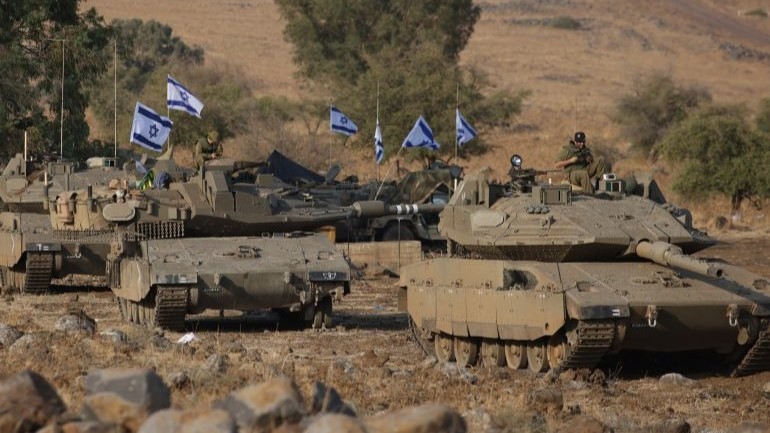 دبابات ميركافا إسرائيلية في الجليل الأعلى شمال إسرائيل قرب الحدود مع لبنان