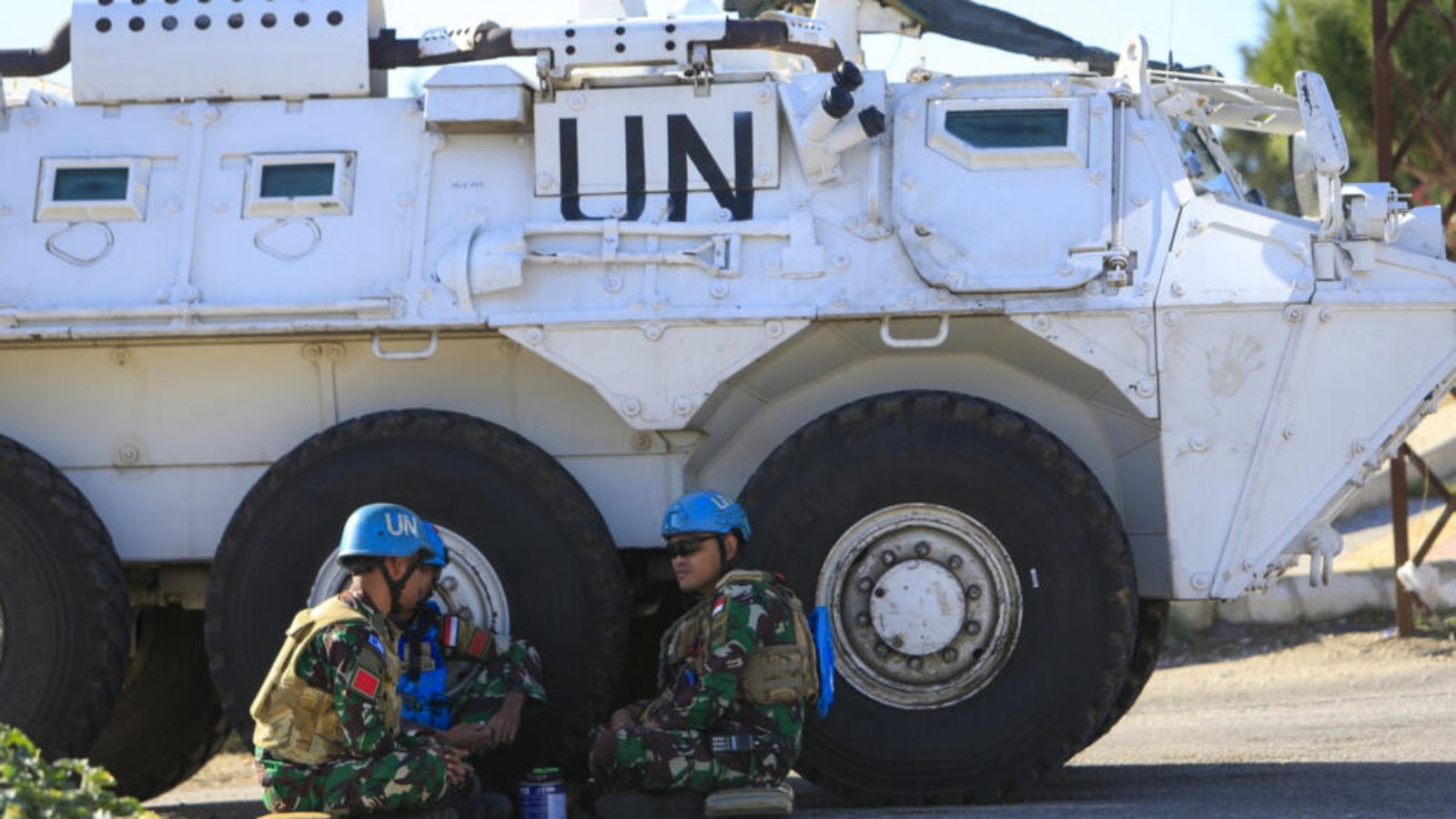 عنصران في قوة اليونيفيل في جنوب لبنان مع آليتهما قرب قرية مركبا في 24 نوفمبر 2023 