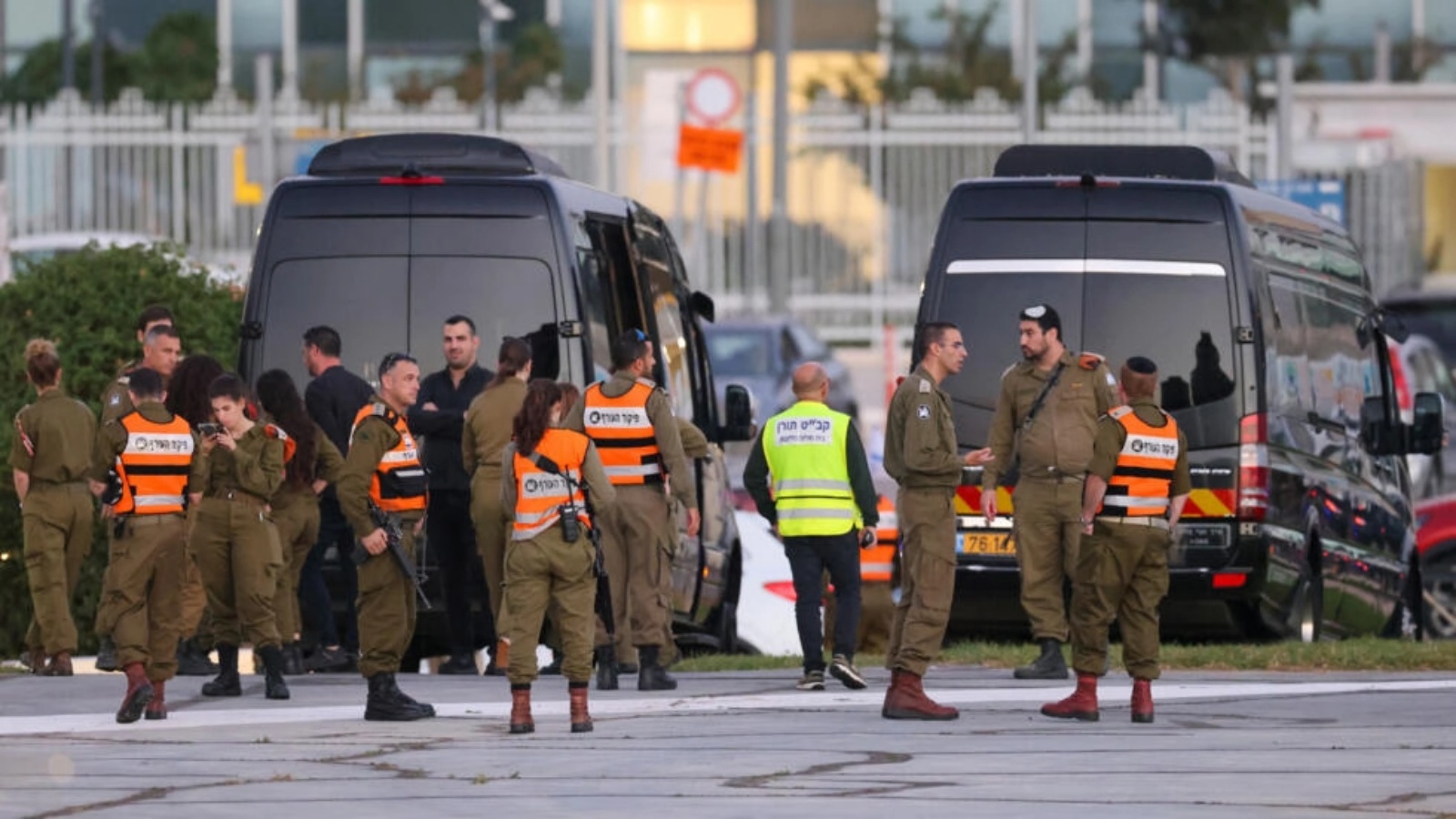 قوات الأمن الإسرائيلية تقف بجوار الحافلات المنتظرة عند مهبط طائرات الهليكوبتر في مركز شنايدر الطبي في تل أبيب قبل إطلاق سراح الرهائن الإسرائيليين