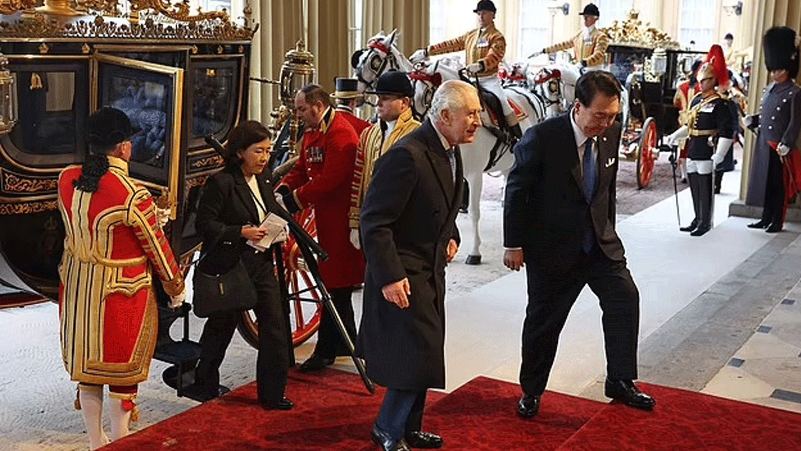 رئيس كوريا الجنوبية يون سوك يول وملك بريطانيا تشارلز الثالث يصلان في العربة الرسمية الاحتفالية إلى قصر باكنغهام في لندن
